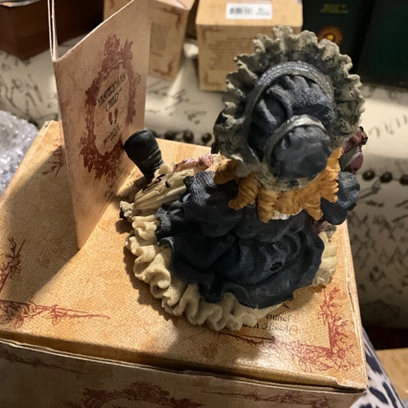 Boyds Yesterdays' Child Victoria With Samantha #3502 Victorian Ladies - Picture 5 of 8